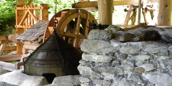 Detail drtícího zařízení (stoupy), amalgamovací pec, vodní kolo a tavící pec